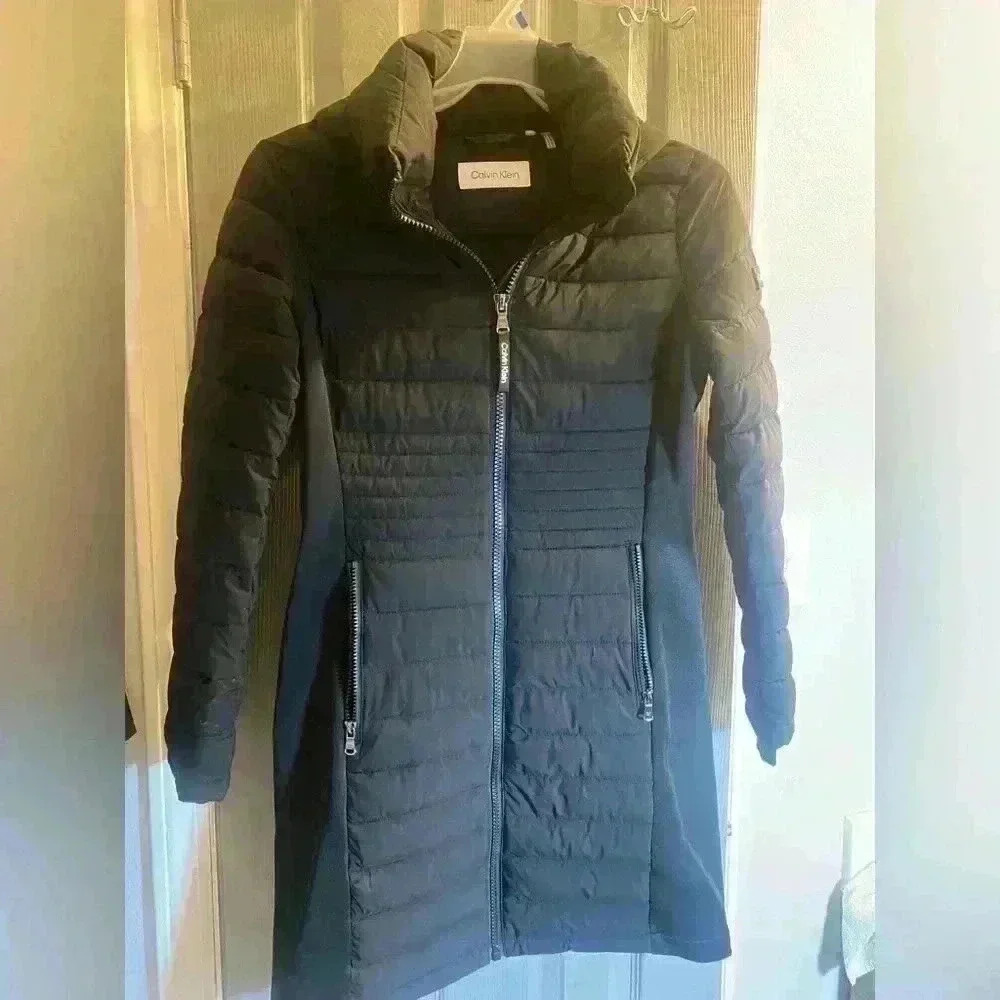 Ladies Calvin Klein puffed coat with hood in black.